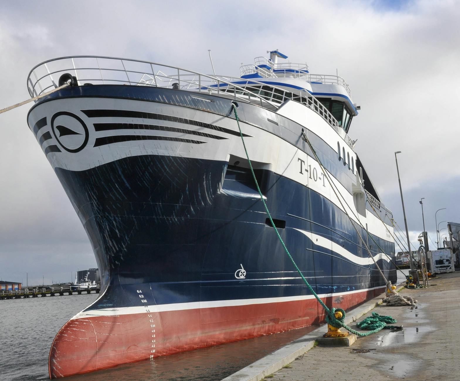 How Quality Jewelry Anchors an Oversized Look