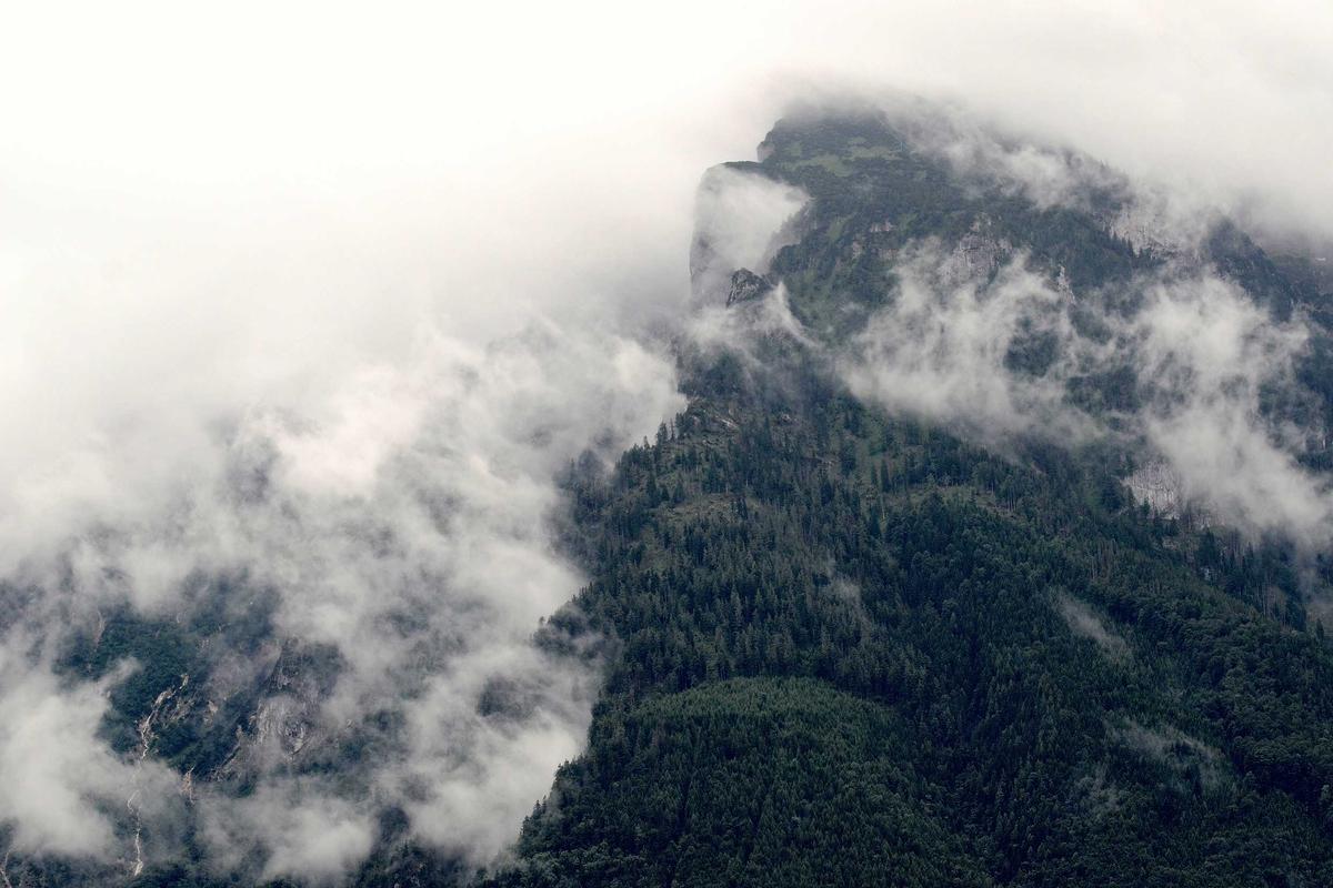 SMART-CASUAL LAYERING WITH STRUCTURED OUTERWEAR