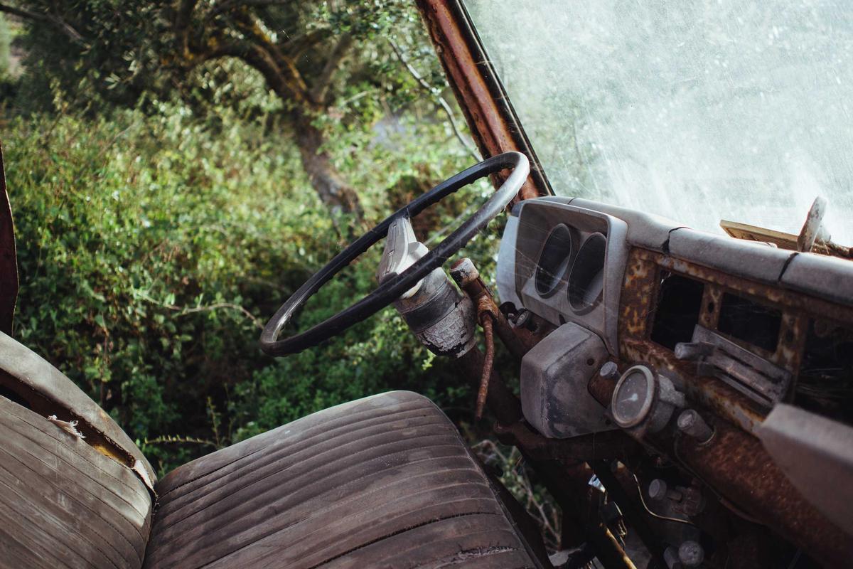 VINTAGE AND THRIFT MARKET ALTERNATIVES FOR AUTHENTIC APPEAL