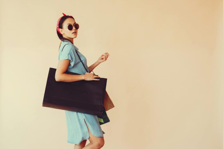 How to Style Bags the Right Way - Featured image