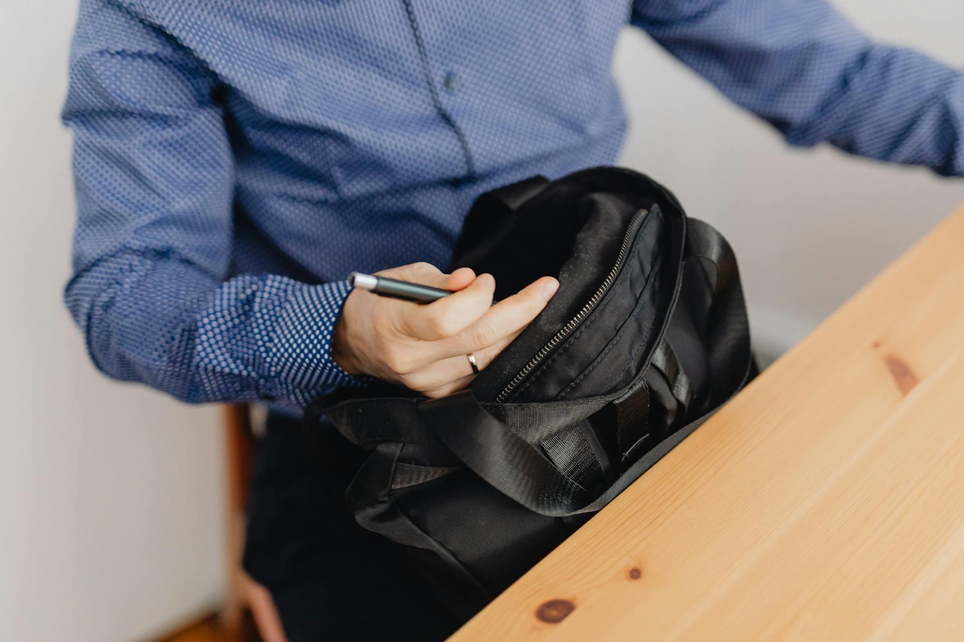 The Weekender Bag That Actually Works for Both Casual and Travel