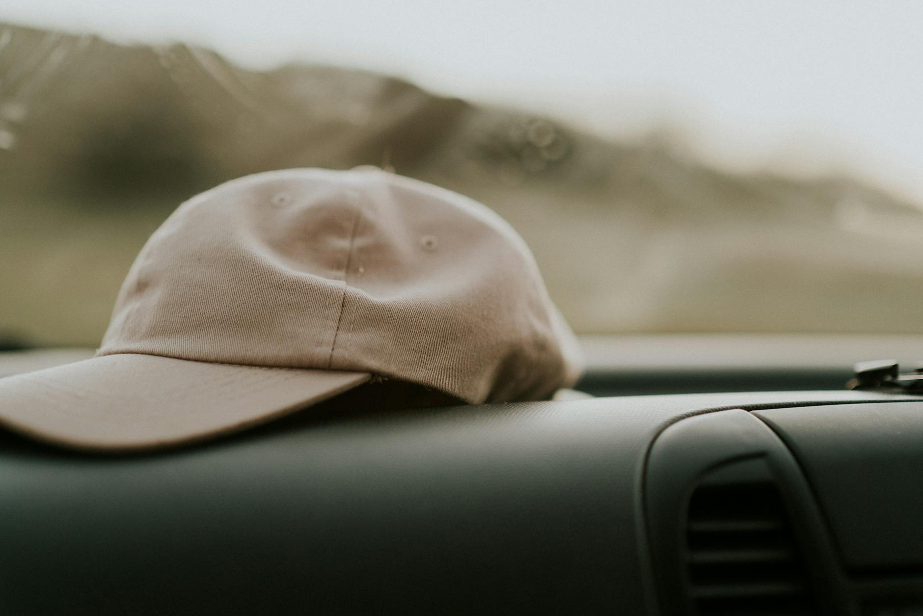 What Hat Styles Work Best With Different Face Shapes and Jewelry Choices?