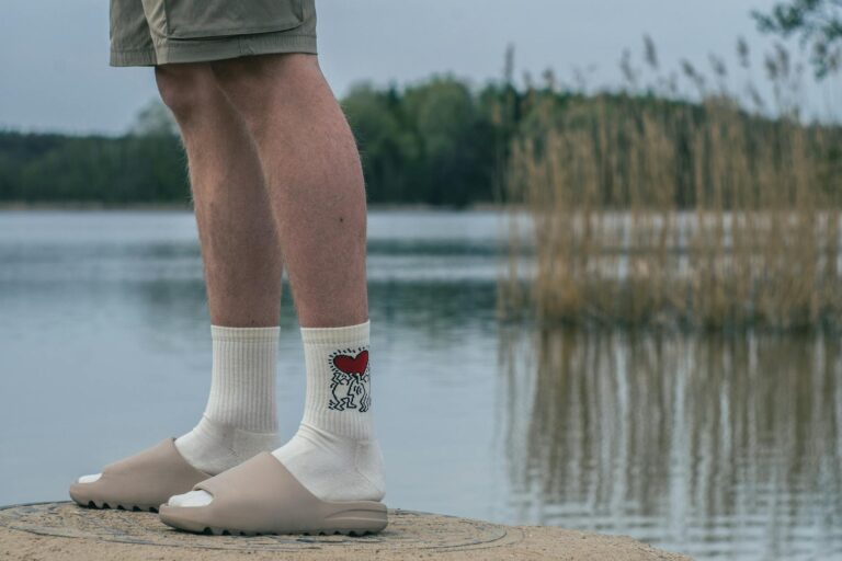 The Best Slides for Men Right Now - Featured image