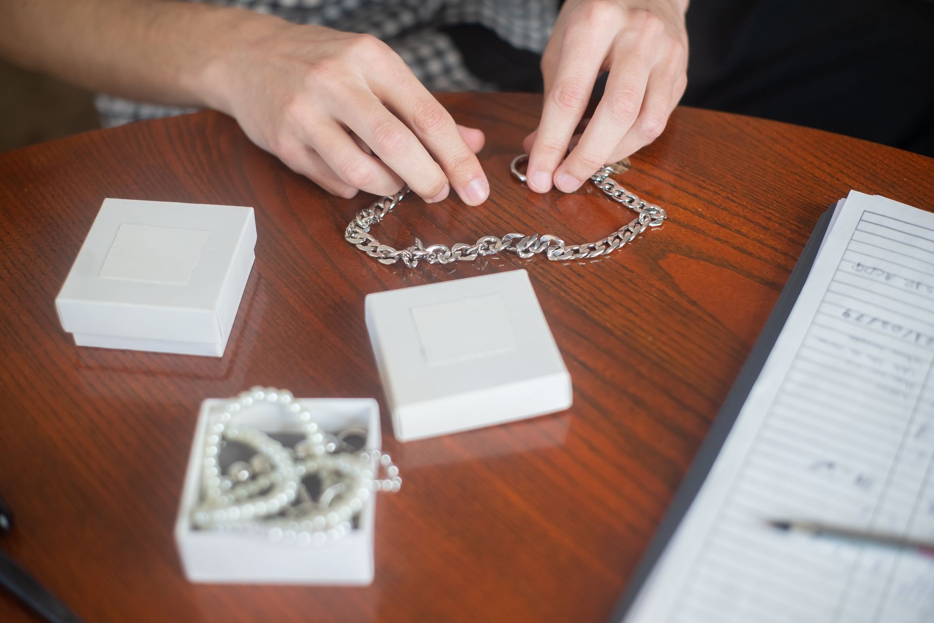 How to Check a Facebook Jewelry Seller Before Buying a Gemstone Ring - Featured image