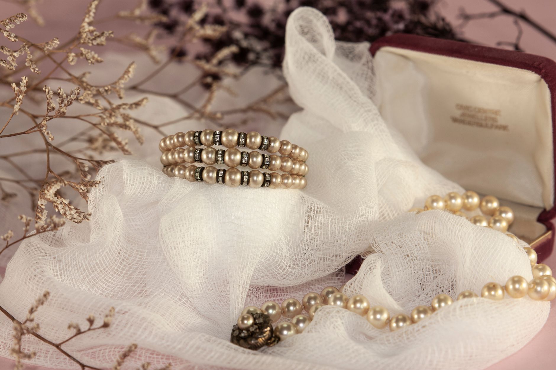 Jewelry Consignment Shop Near Me: Credentials, Equipment, Fees, and Questions to Ask - Featured image
