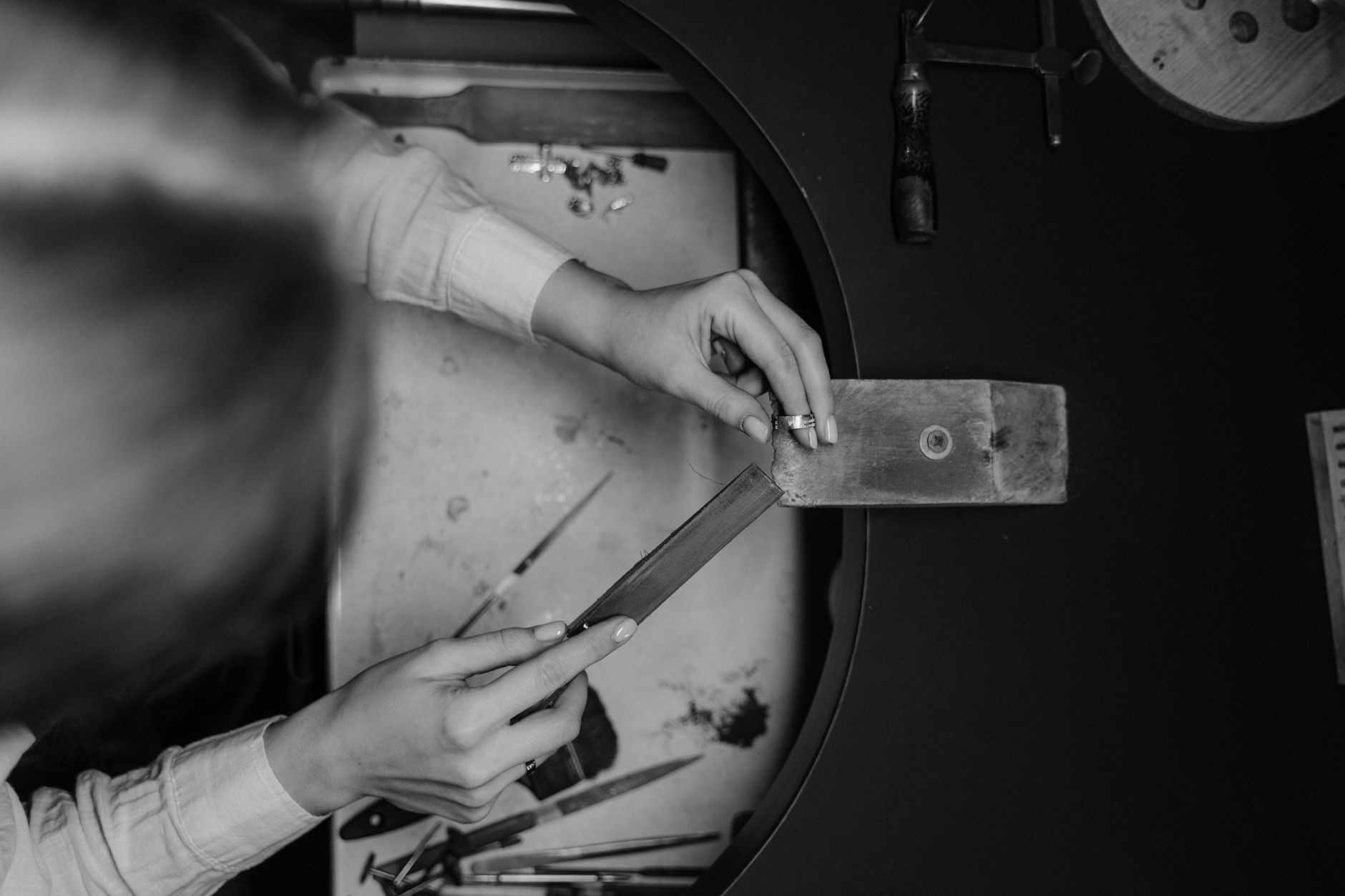 Local Bench Jeweler Near Me: Credentials, Equipment, Fees, and Questions to Ask - Featured image