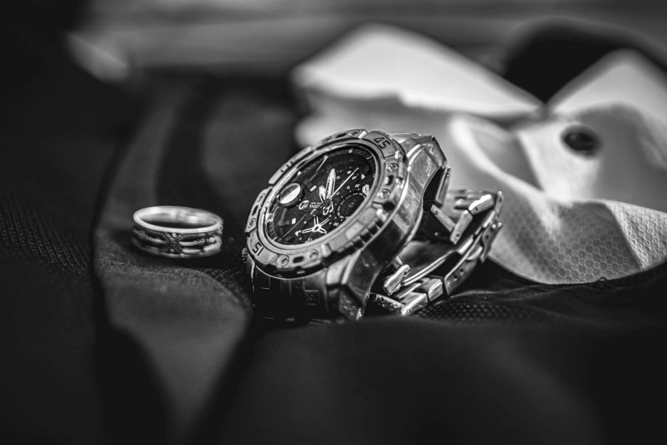Men's wedding bands in several metals