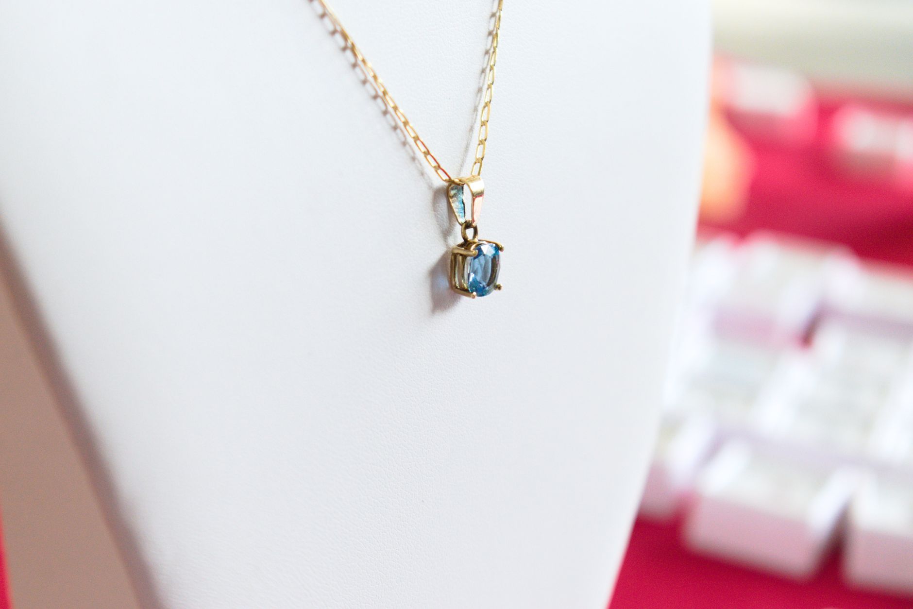 How a Gemstone Pendant Necklace Changes Gemstone Color, Light, and Visibility - Featured image