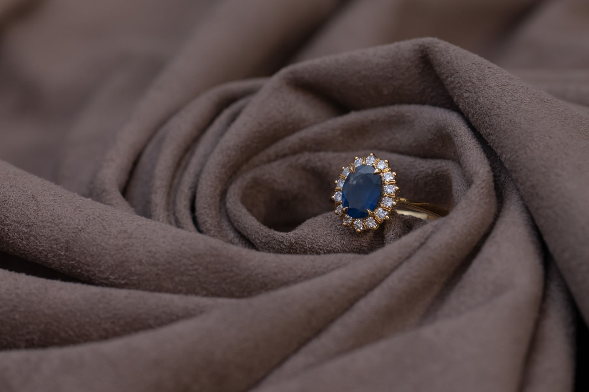 How Much Does a Sapphire Engagement Ring Cost by Carat? - Featured image