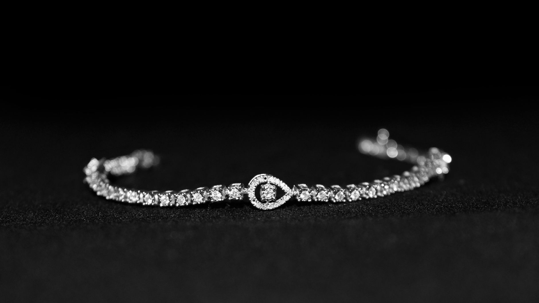 How to Clean a Diamond Tennis Bracelet - Featured image