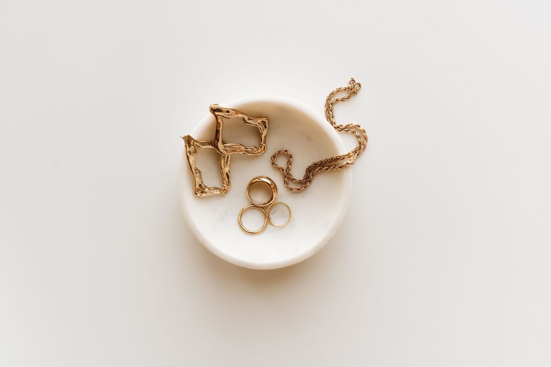 Tarnish-Resistant Jewelry Metals: What Actually Holds Up to Water? - Featured image